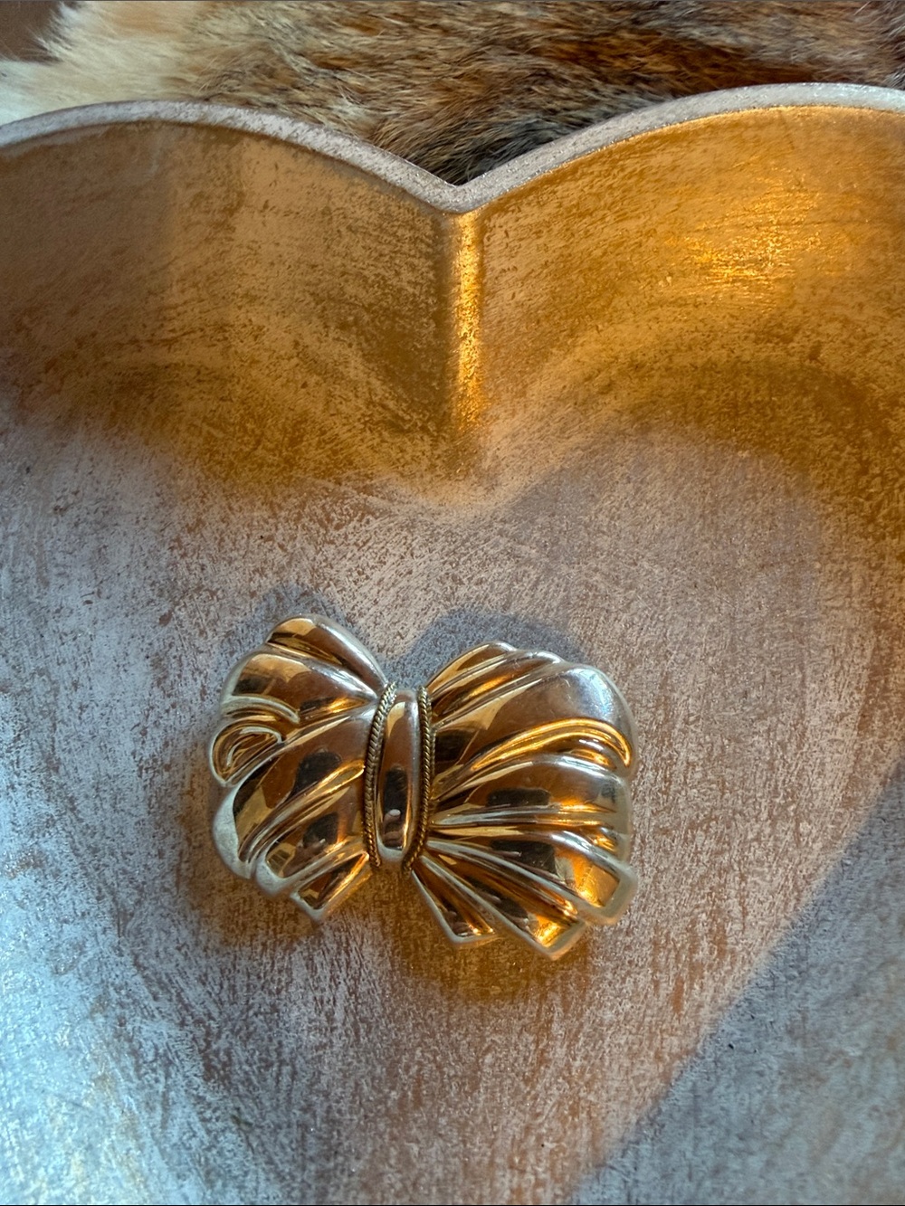 Vintage Gold Bow Brooch - Elegant Women’s Jewelry